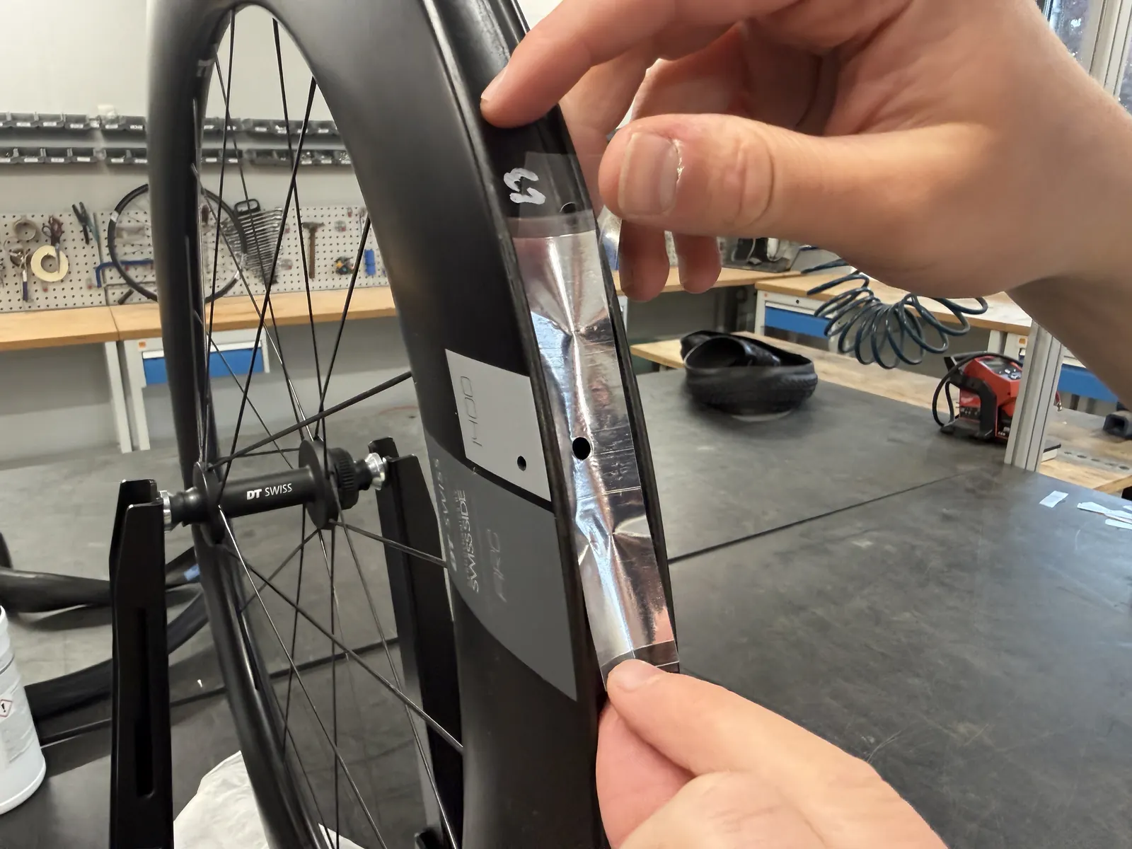 Alu-Pad wird an der Ventilzone positioniert