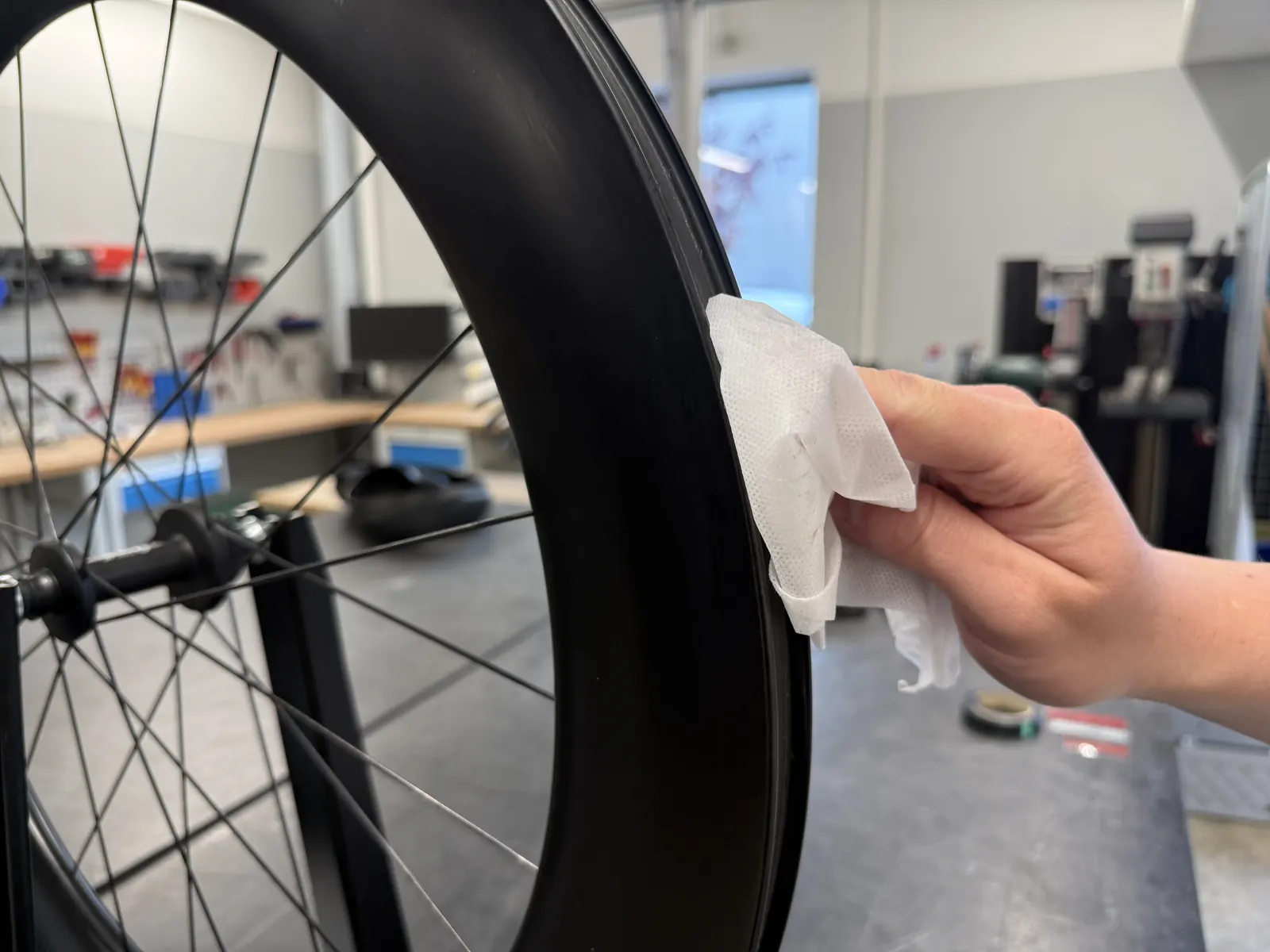 Felge wird für ein sauberes Setup gereinigt